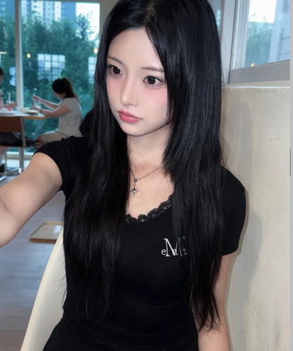 🆕新品上架 💖韓國暢銷品牌MÜCENT V領蕾絲刺繡LOGO修身圓弧下擺短版 T-shirt(3色)