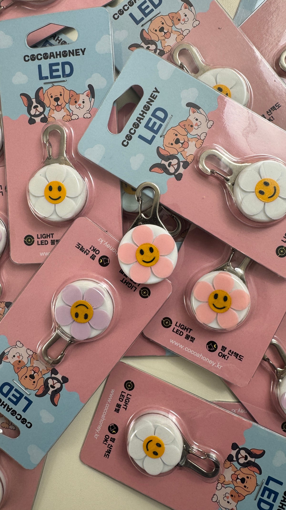 韓國💖可換電池貓咪狗狗寵物照明笑臉小花LED燈三段式牽繩項圈掛飾(4色) 韓國連線