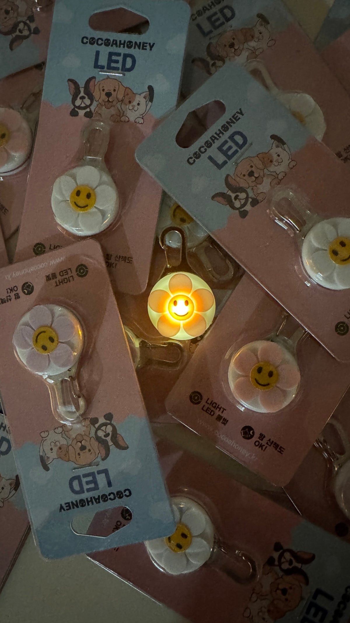 韓國💖可換電池貓咪狗狗寵物照明笑臉小花LED燈三段式牽繩項圈掛飾(4色) 韓國連線