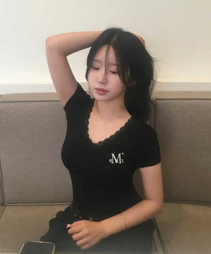 🆕新品上架 💖韓國暢銷品牌MÜCENT V領蕾絲刺繡LOGO修身圓弧下擺短版 T-shirt(3色)