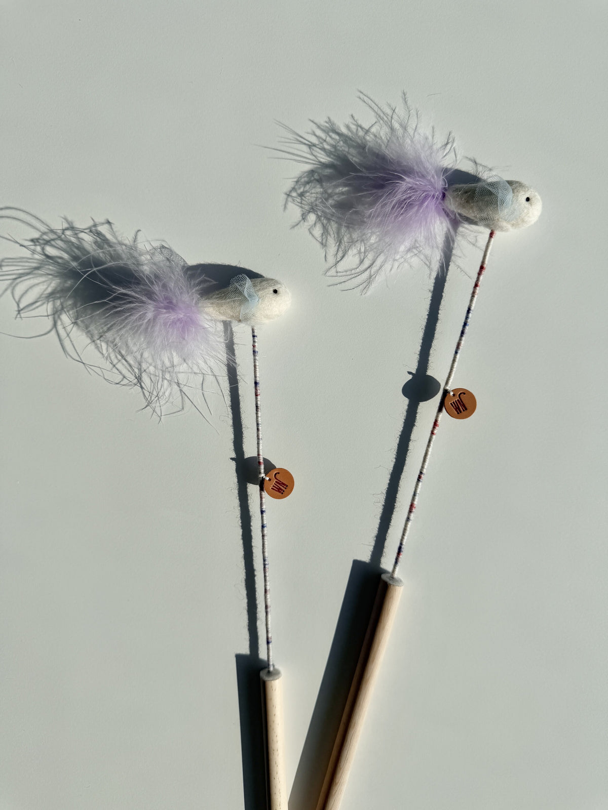 🆕新品上架【梨花娘】💖韓國品牌 WETNOSE  紫羽毛迷你魚逗貓棒玩具(手工製作，等待期約10~15天)